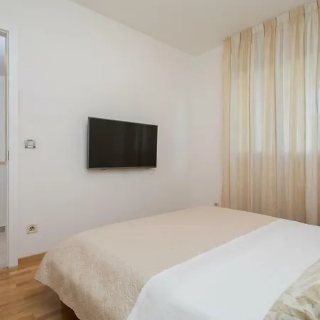 Beachfront Apartman *